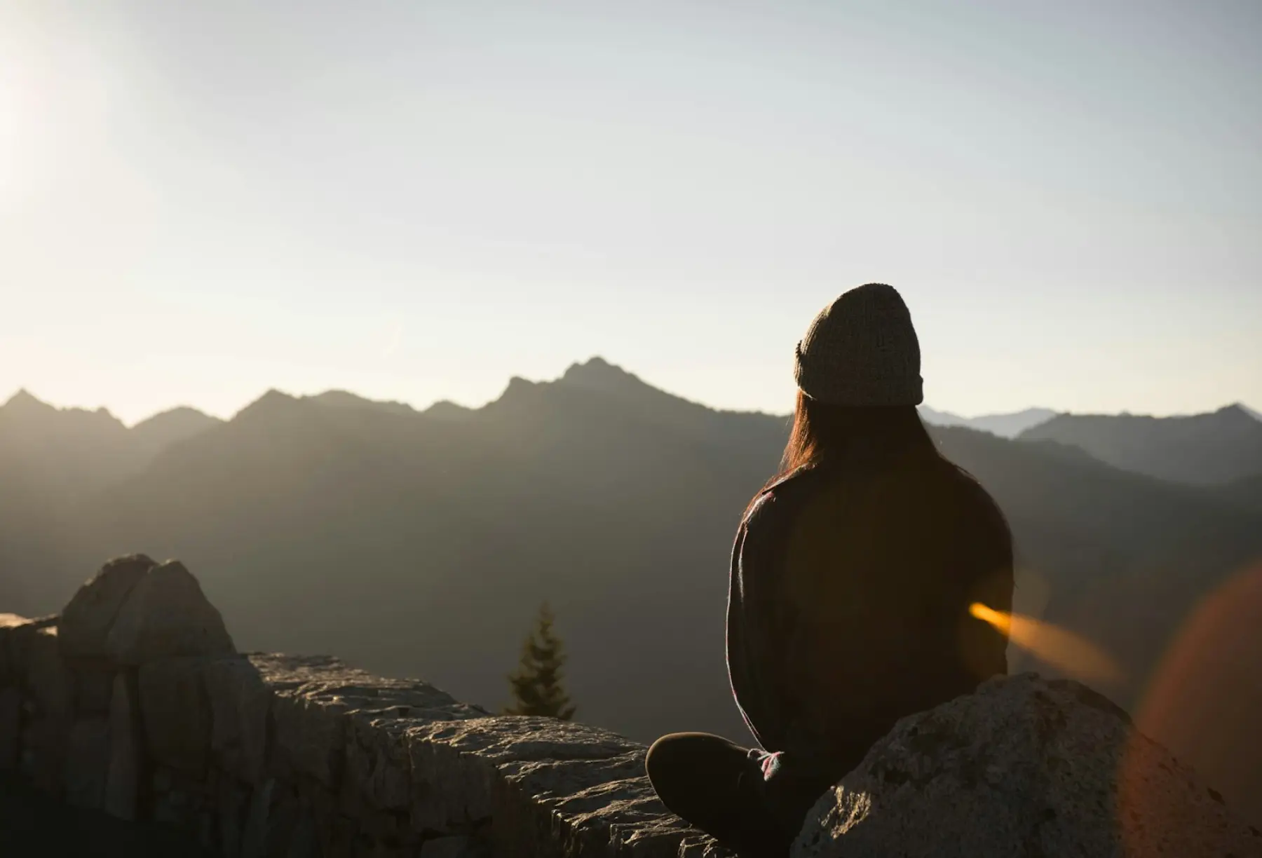 Persona contemplando el amanecer en la montaña