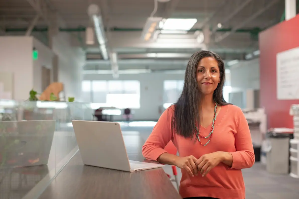 Profesional sonriente lista para atender una consulta