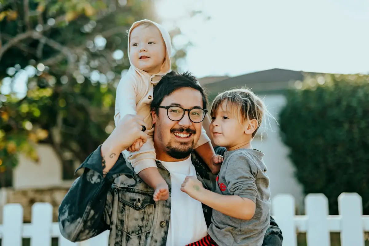 Padre con sus hijos pequeños