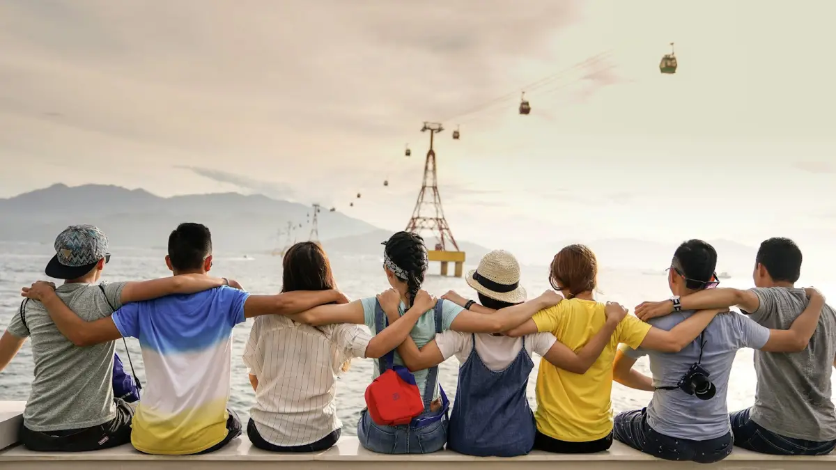 Grupo de amigos abrazados mirando el paisaje