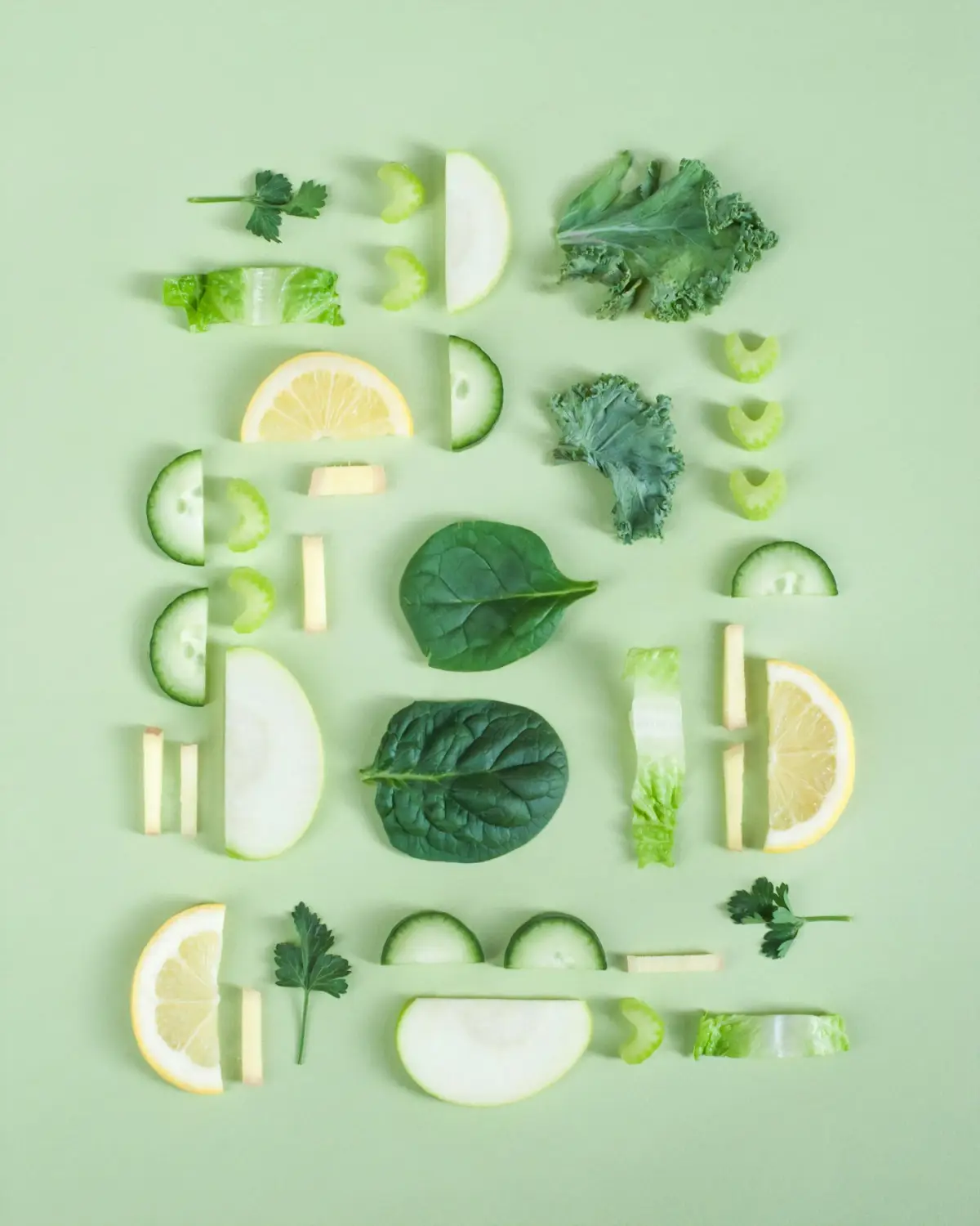 Alimentos frescos y saludables sobre fondo verde