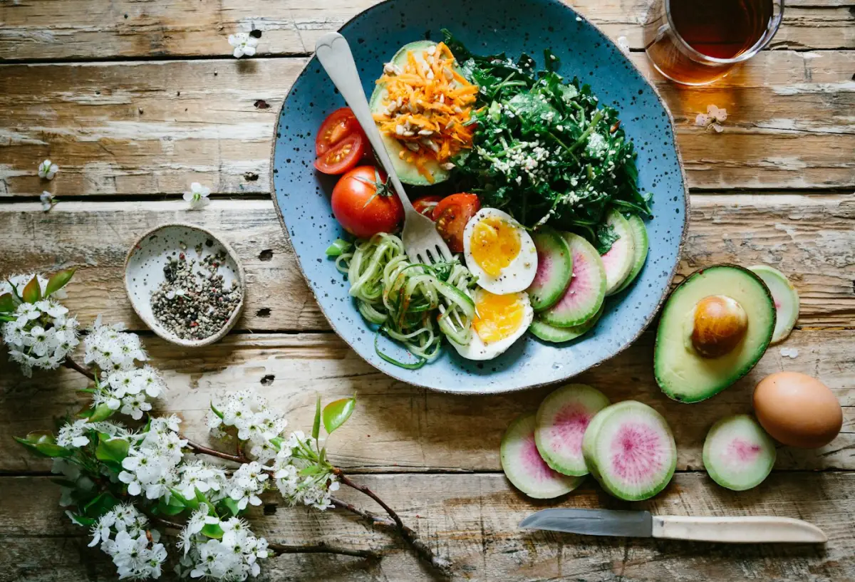Plato saludable con huevo, aguacate y vegetales frescos