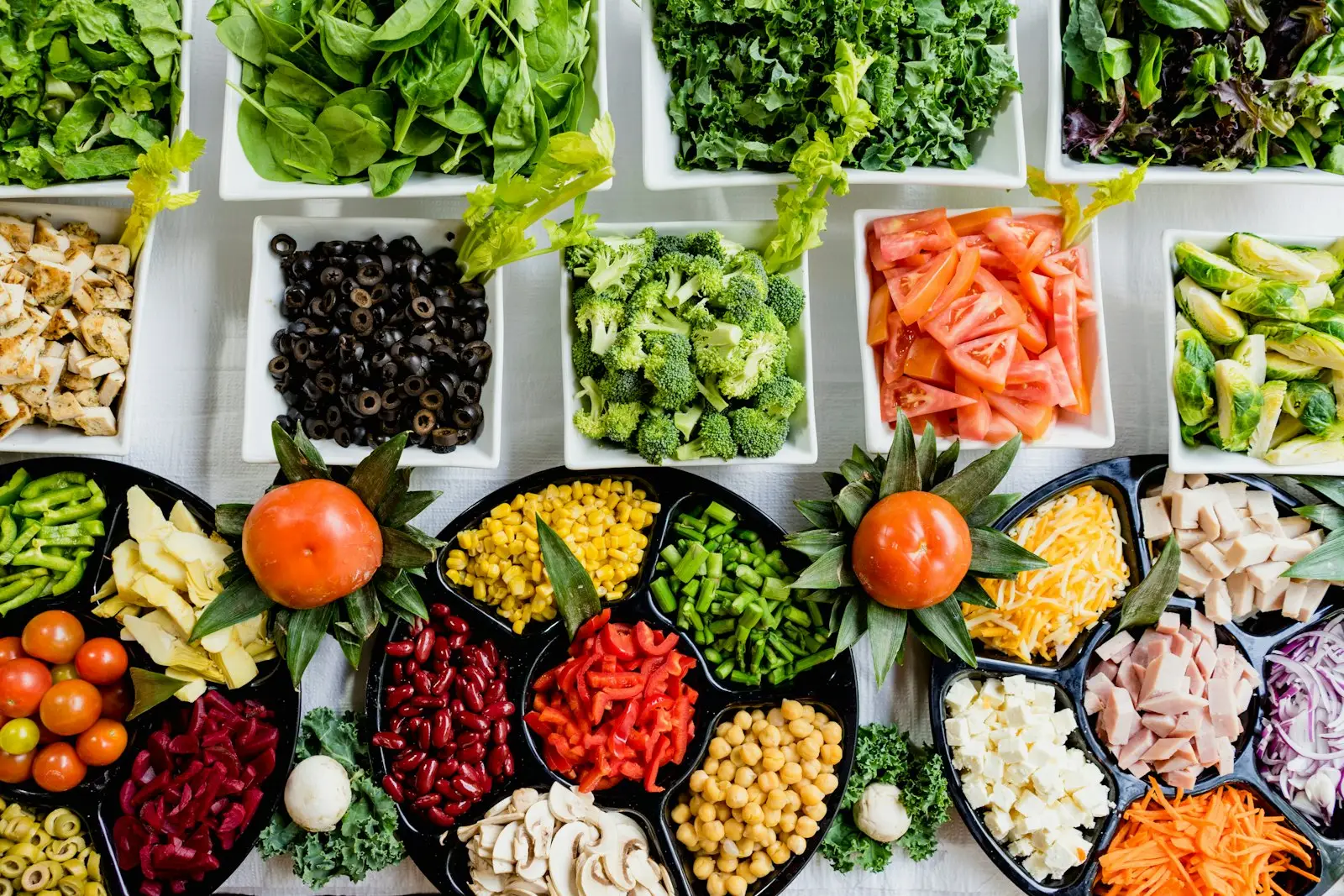 Mesa con verduras y alimentos frescos de muchos colores