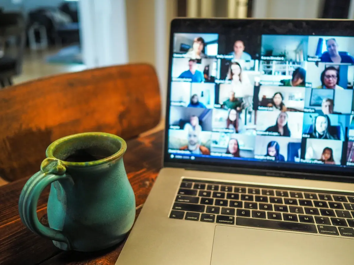 Computador portátil con una videollamada abierta